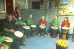 Welpen spelen Djembe
